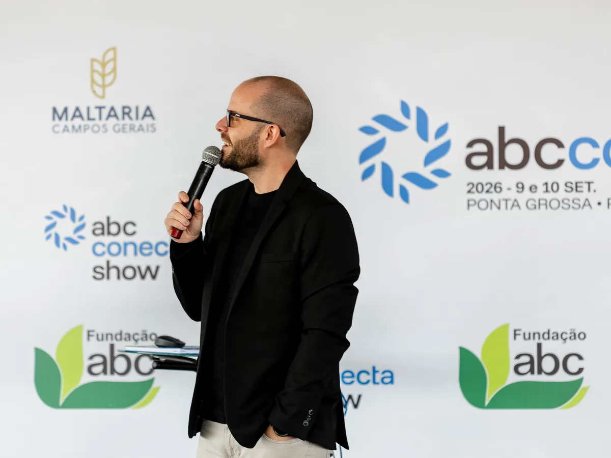 O Dr. Guilherme com o microfone, diante do painel do abc conecta show 2026