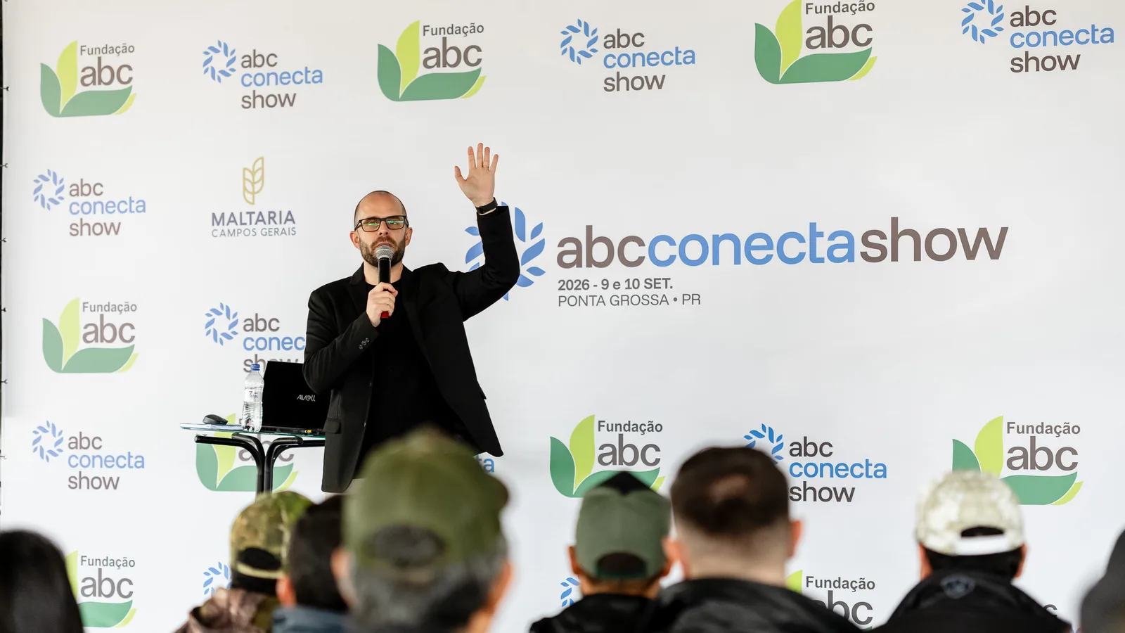 O Dr. Guilherme no palco do abc conecta show 2026, da Fundação ABC, falando para a plateia